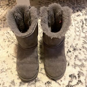 Ugg boots. Big girls size 4. Style Bailey Bow II.